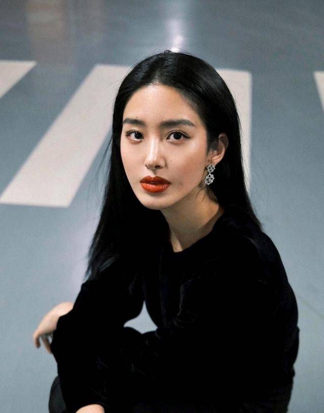 黑色|杨采钰的法式穿搭让人心服口服，黑上衣配西裤优雅干练，高级精致