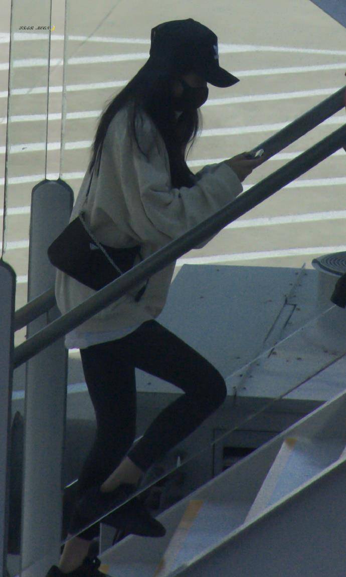 黑色|杨幂真是能抗冻，穿九分裤走机场还不忘打游戏，网瘾少女名不虚传