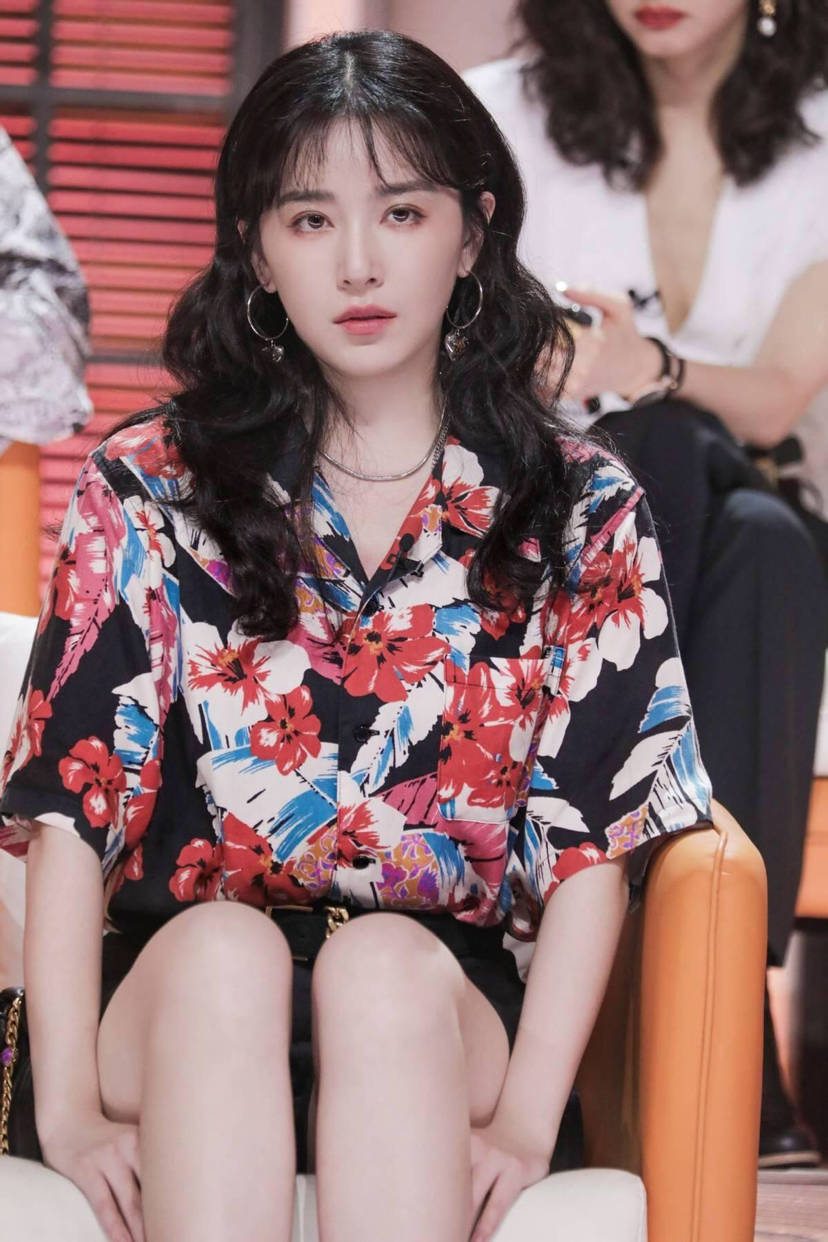 阚清子|阚清子气质好还会穿搭，复古花衬衫＋西装短裤，好有80年代港风味