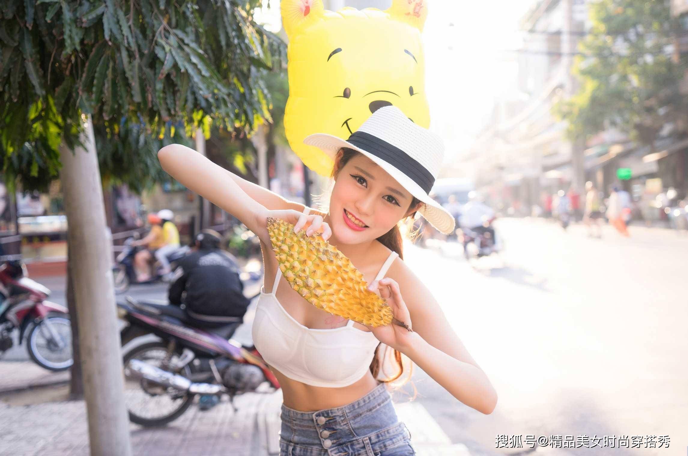 吊带|小姐姐都喜欢的牛仔热裤，配上吊带背心就可以秀出自己完美的身材