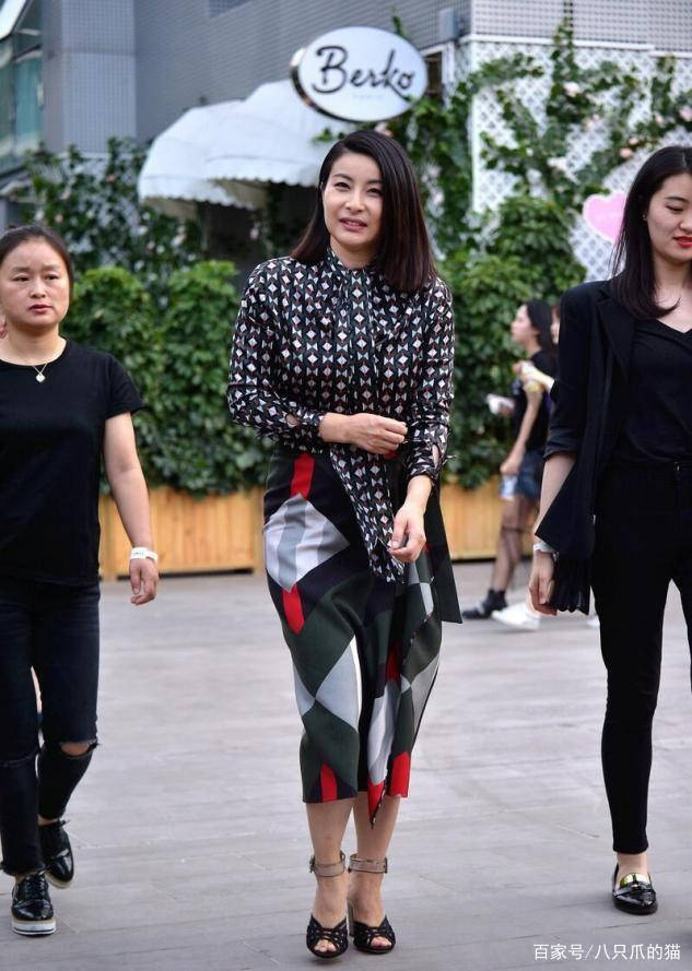 郭晶晶|别看郭晶晶胖出了“幸福肥”，穿这样花哨的衬衫，仍旧不俗气