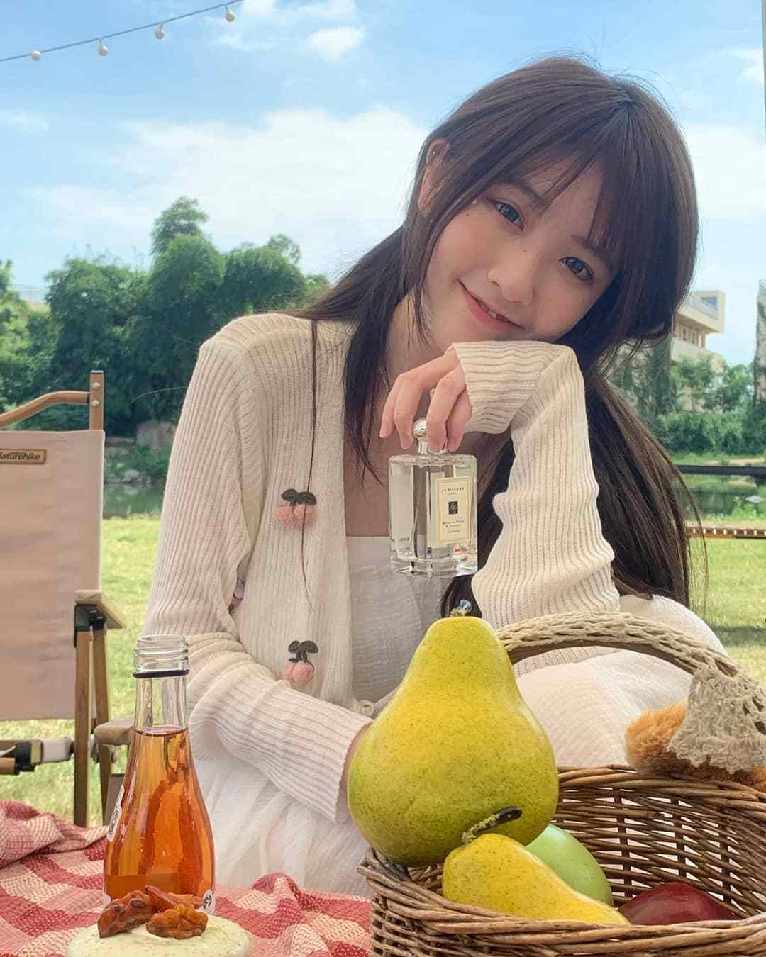 姐姐|秋游偶遇美女小姐姐，白色针织开衫搭配白色吊带裙，甜美俏皮又可爱