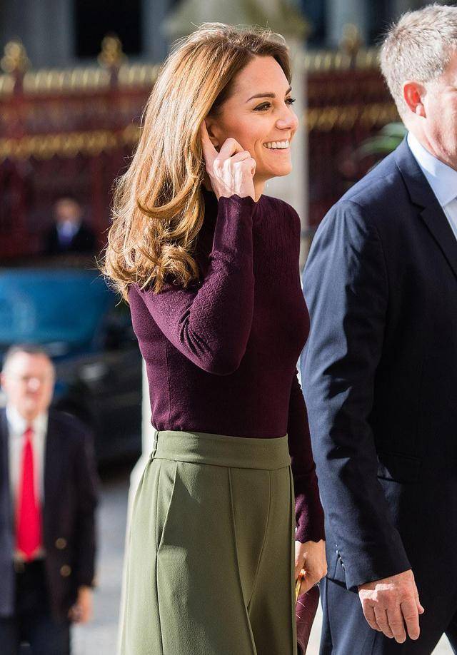 对比色|凯特王妃真敢穿，裤子的裤腿比腰还宽，一身“绿配紫”也有高级感