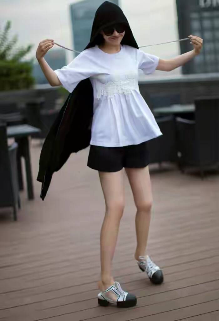 修而|许晴越老越任性，全身只穿一件白T就敢出门，换一般阿姨真撑不住