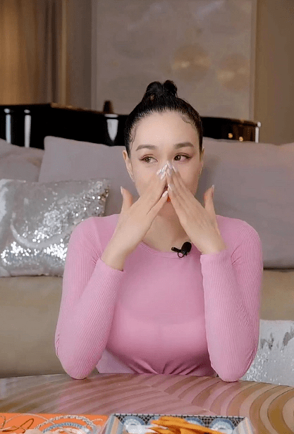 粉色|钟丽缇年纪越大越自信,穿粉色紧身衣配瑜伽裤,藏不住发福的身材