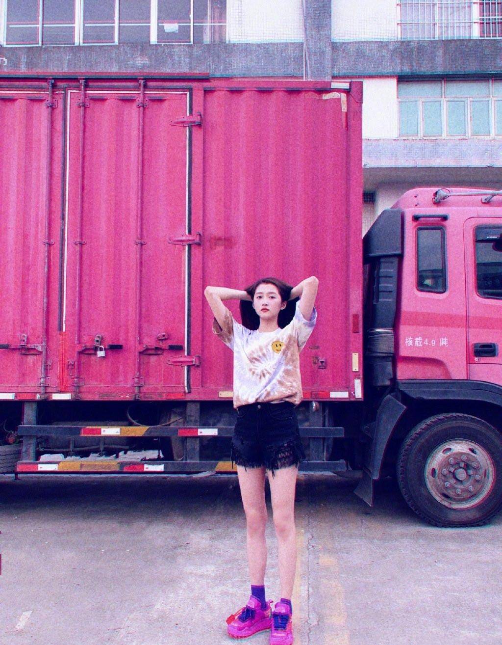 女神|宋佳穿睡衣也时尚,倪妮成街拍女神,论私服穿搭的秘密