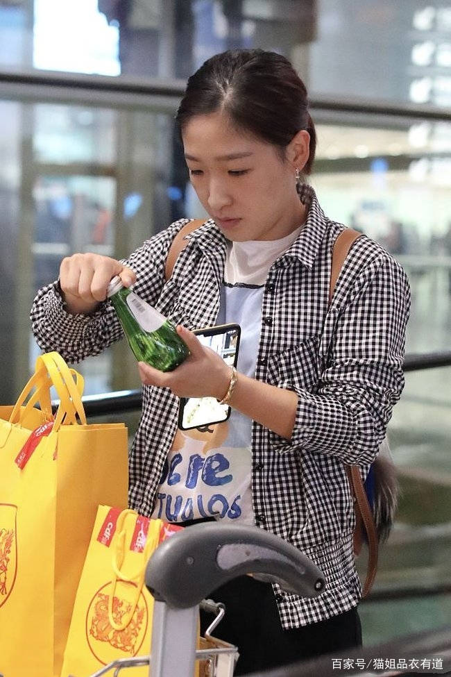 扣子|乒乓球女神刘诗雯挺会穿，场上挺霸气，场下穿格纹衬衫满满少女心