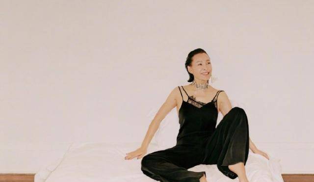 设计|陈冲59岁高调剪大背头,简约穿搭秀出时尚大片,满屏高级感!