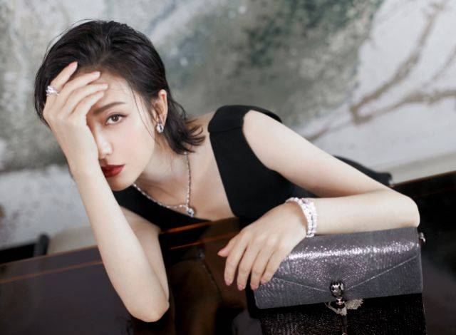 流苏|有种性感叫佟丽娅！漫画腿水蛇腰不算啥，瘦而有看点才是真