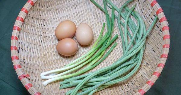 蔬菜|懒人早餐新吃法,加2个鸡蛋拌一拌,10分钟就好,孩子能吃3、4个