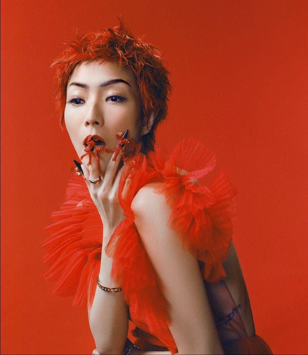 个性|郑秀文演绎何为终生美丽！艳红短发似火鸡头，个性张扬成港风代表