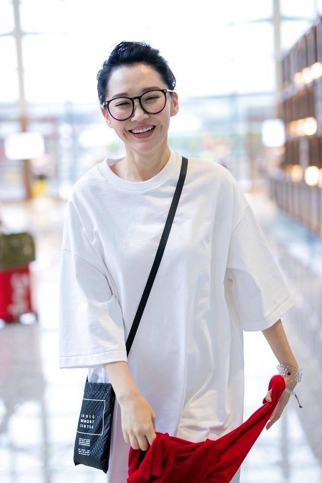 修而|许晴越老越任性，全身只穿一件白T就敢出门，换一般阿姨真撑不住