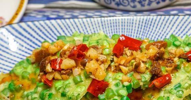 蔬菜|懒人早餐新吃法,加2个鸡蛋拌一拌,10分钟就好,孩子能吃3、4个