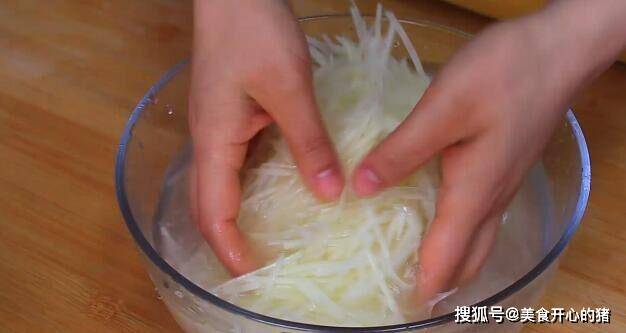 葱花|早饭别去早餐店了,2个土豆5个鸡蛋,营养又美味,比包子还要好吃