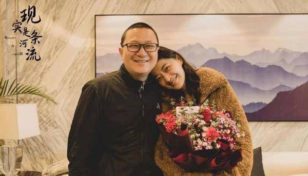 老公|梅婷新戏杀青，她留卷发意外洋气，孙红雷前女友罕露面太显心酸