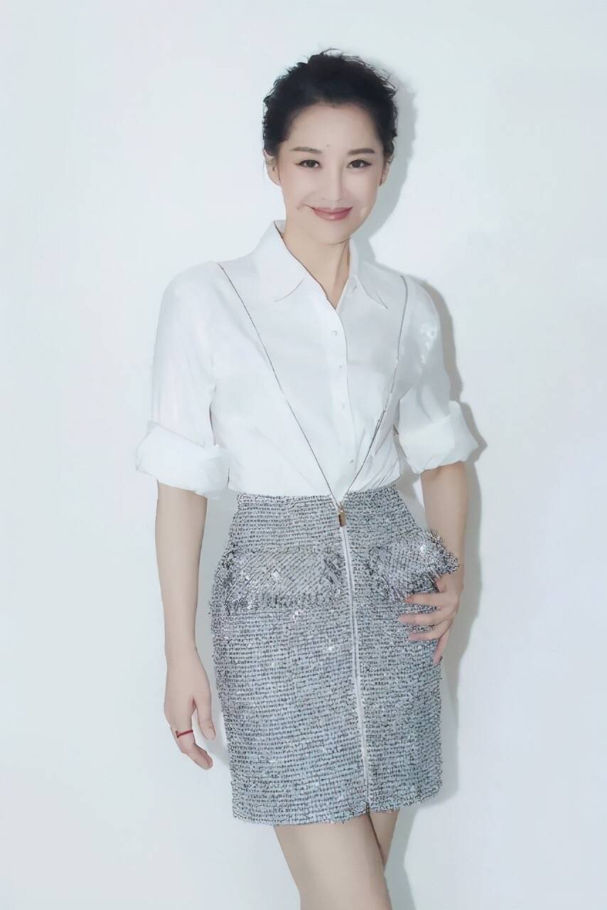 修而|许晴越老越任性，全身只穿一件白T就敢出门，换一般阿姨真撑不住