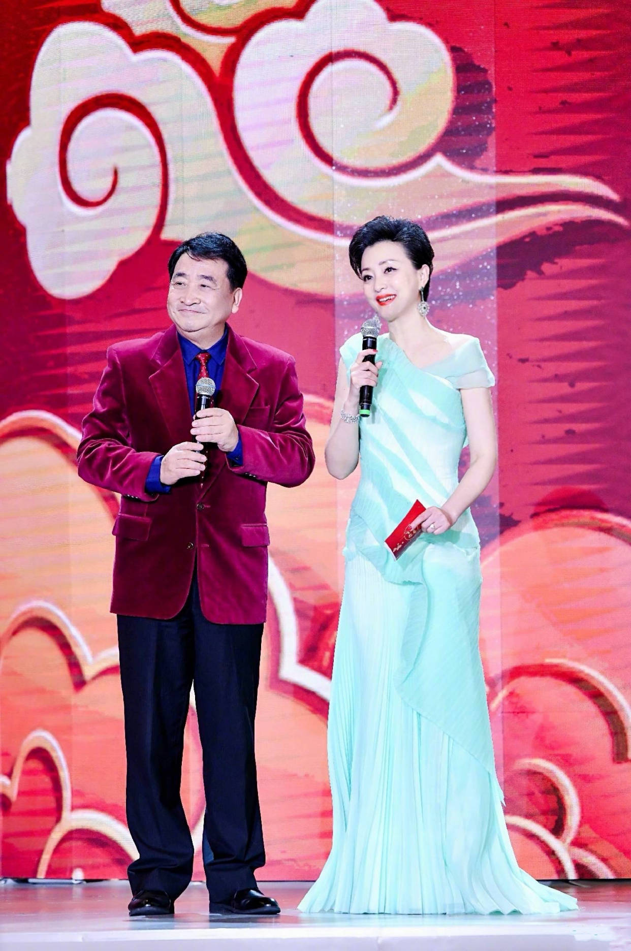设计|杨澜越来越时髦，53岁挑战漂染蓝发，一袭抹胸蓝裙美得让人心动