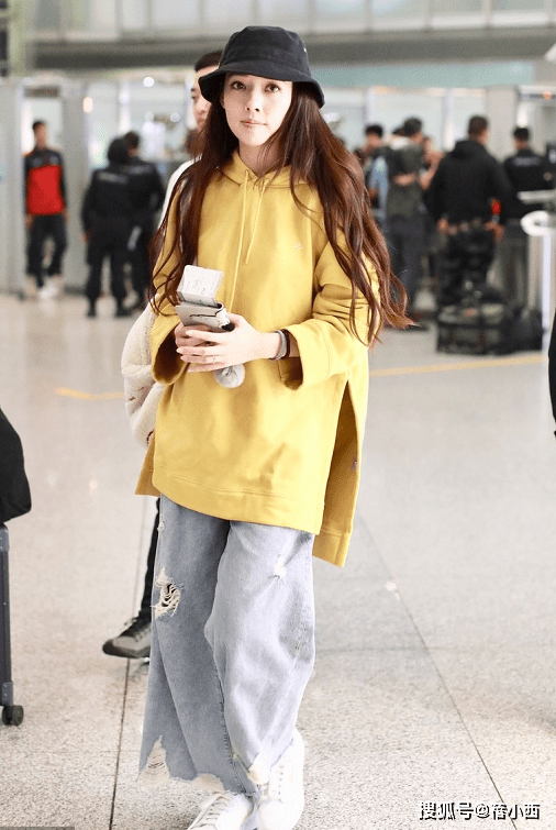 郭碧婷|郭碧婷难怪能嫁入豪门，穿卫衣配牛仔裤走机场，气质就这么惊艳