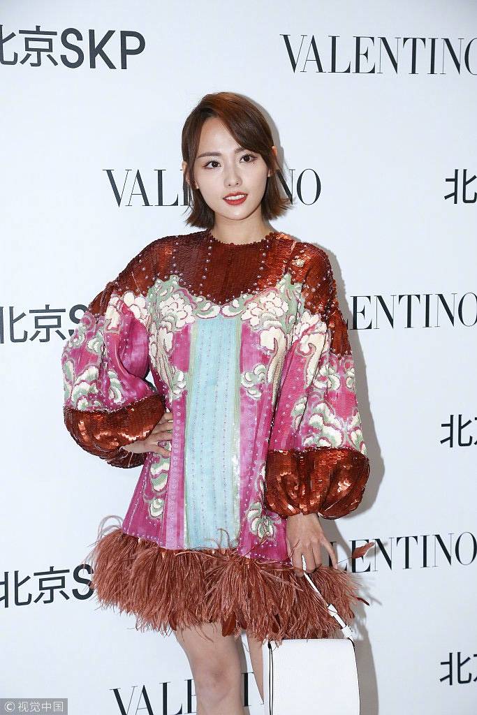 带着|33岁张嘉倪端庄大方,黑白配造型拍神秘大片,教科书搭配值得学!