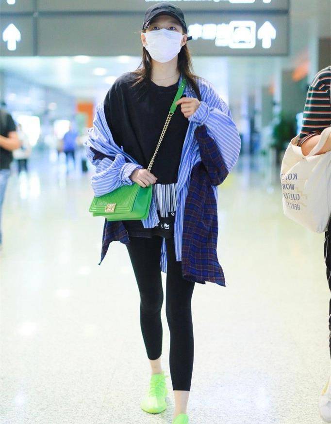 黑色|杨超越和关晓彤,只差1岁,同穿拼接衬衫,风格差距却这么大?