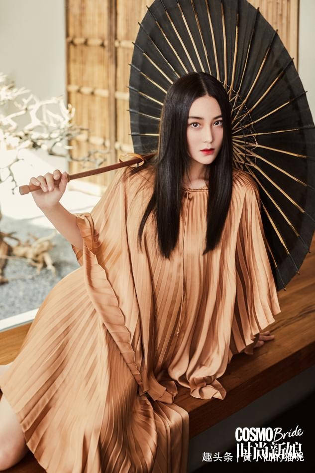 面部|短发的张馨予别有风韵，穿低领连衣裙秀凹凸曲线，女人味十足