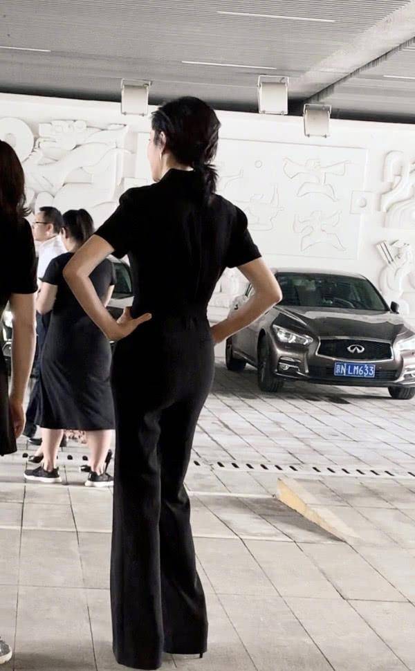 黑色|周涛已经51岁了，一身黑色连体装现身，身材曼妙气质可真好！