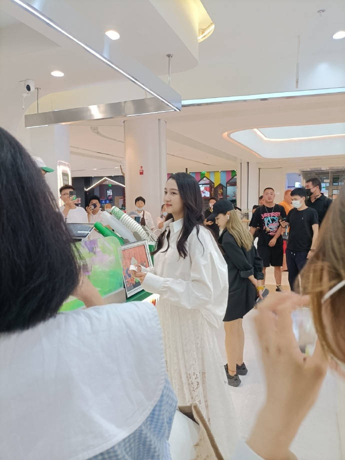 方面|关晓彤商场被偶遇，穿衬衫半身裙角落喝奶茶，172cm比男生还出挑