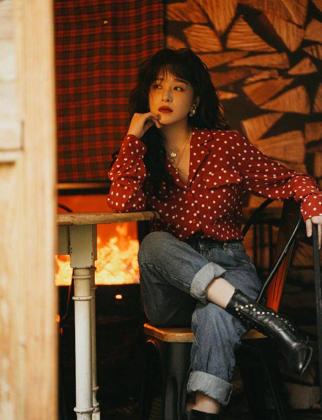 颜色|何穗也太会穿了，大号衬衫套吊带裙，既清爽防晒，又显白有气质。