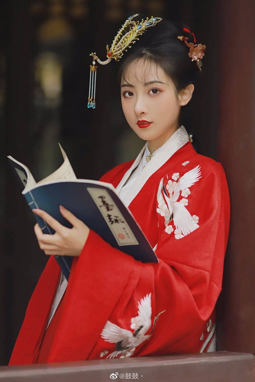 摄影|汉服小仙女：历添新岁月，福满旧山河