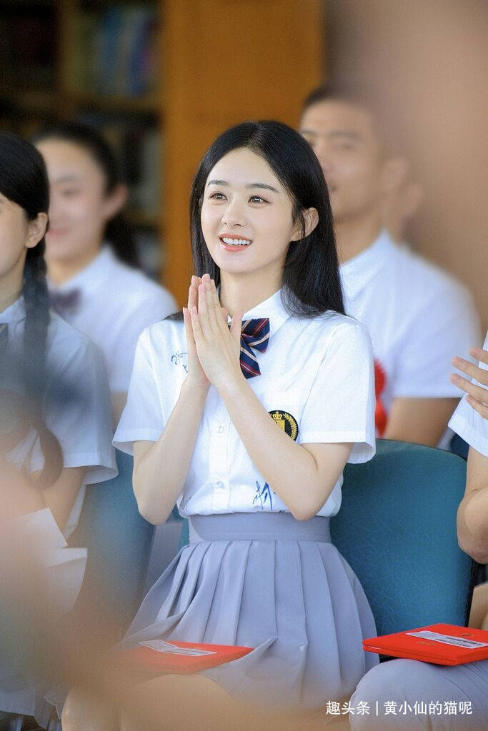 短裙|赵丽颖路透生图状态真好，戴贝雷帽穿小短裙似少女，甜美又可爱