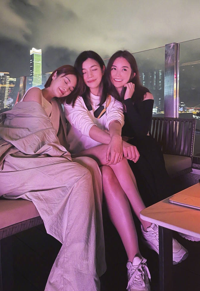 身材|陈妍希现身外滩闺蜜聚会，穿卫衣C位秀身材，打扮惊艳似选美现场