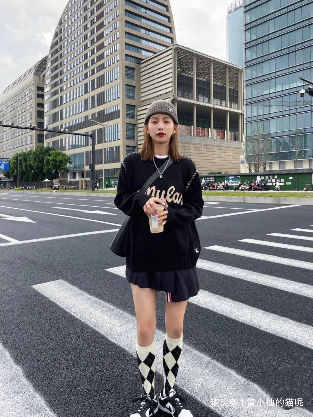 短裙|赵丽颖路透生图状态真好，戴贝雷帽穿小短裙似少女，甜美又可爱