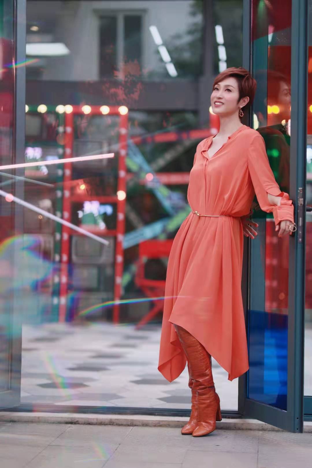 连衣裙|陈法蓉身着 ST. JOHN 蚕丝连衣裙和结饰腰环亮相综艺