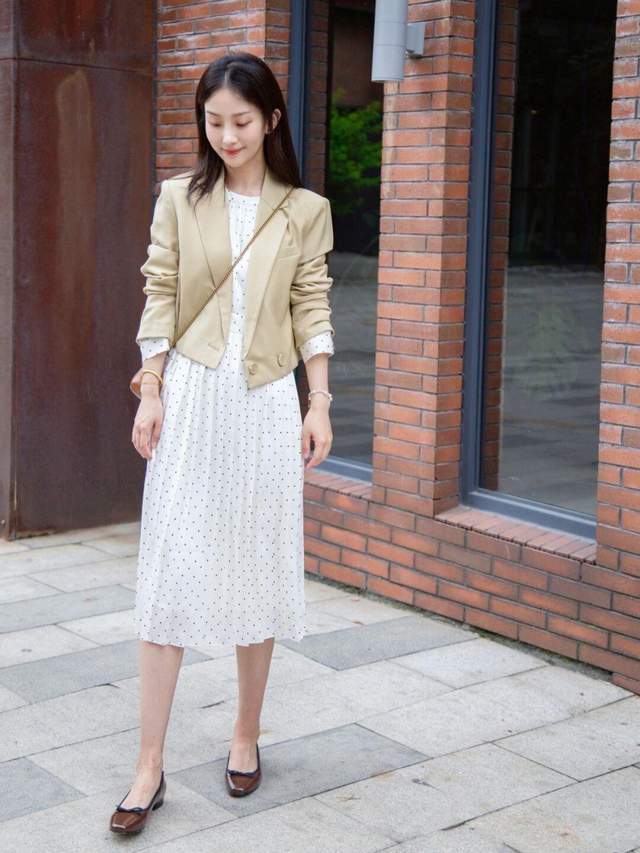 配饰|想变成“商圈精英”的女神，试一试西服搭配波点连衣裙，高贵大气