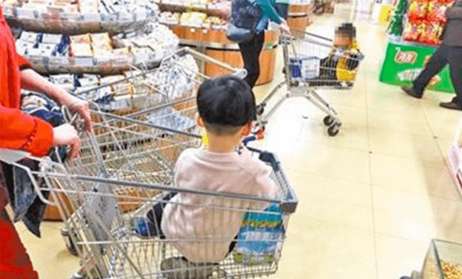 经济|宝妈低价购买“蛋糕边”引争议，父母给娃吃“边角料”寒酸吗？