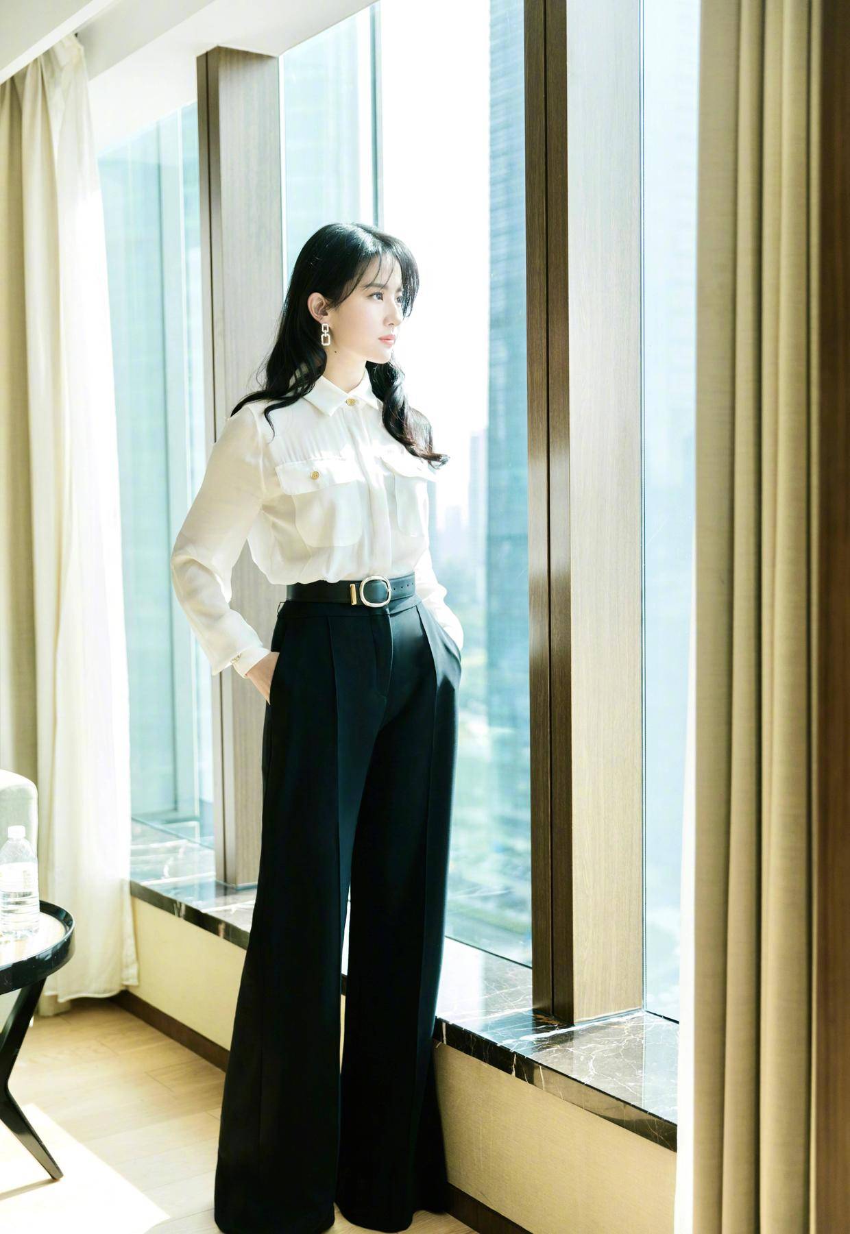 饱和度|刘亦菲不愧是盛世美颜，红绿拼色礼服温婉高级，就她能穿出这效果