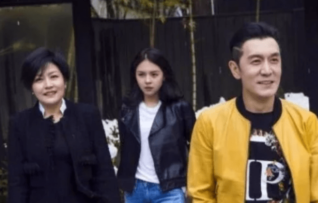 女儿|李咏19岁女儿晒性感照,穿着清凉露出小蛮腰,五官精致美过哈文