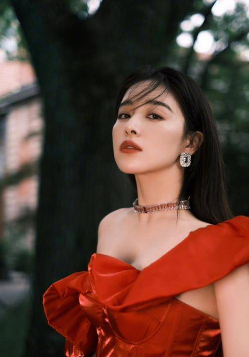 九月|阚清子9月造型抢眼，红色抹胸礼服坐在绿草上，女人味十足