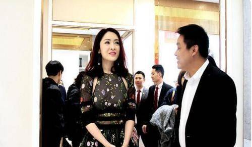刺绣|向华强侄女衣品真好，穿透视碎花裙美艳动人，笑容甜美像仙女