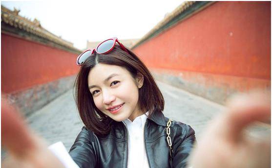 荧光|陈妍希这组复古大片厉害，荧光绿配荧光红，跨越时代的“垮”气质