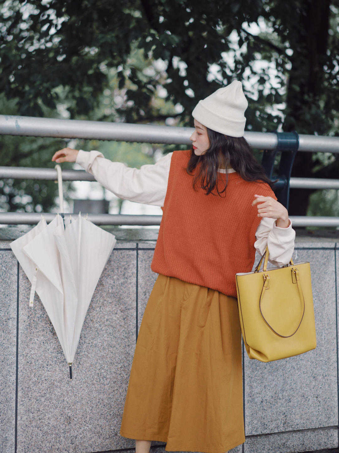 土黄色|秋天不建议直接穿T恤，这样“叠穿法”高级洋气，主要能提升气质