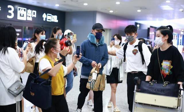 吴奇隆|吴奇隆虽然比王耀庆大3岁,可是同框好像弟弟,穿虎头T恤挺可爱