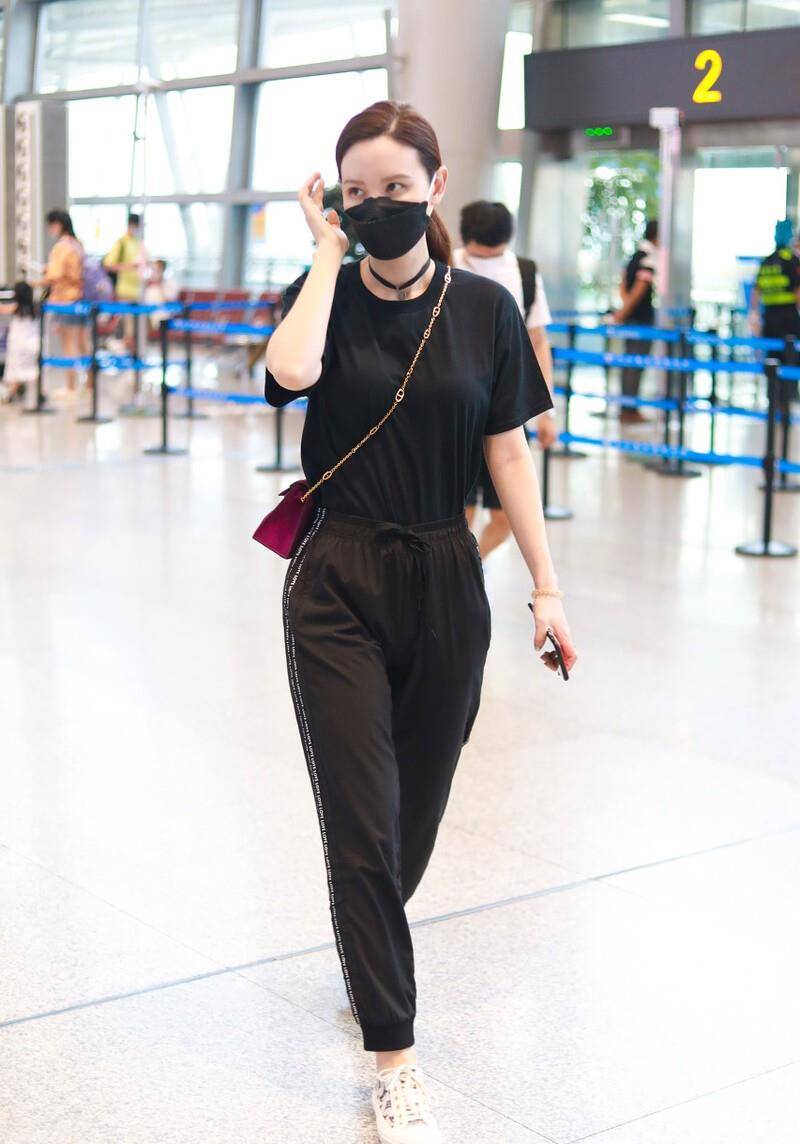 黑色|张萌这次穿得够年轻了,但还是满满的阔太感,包包和鞋子实在抢眼