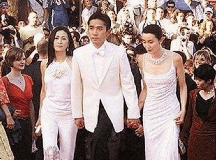 梁朝伟刘嘉玲同框颁奖视频 32c97b923cb74f78920bbc0997b81e89.png