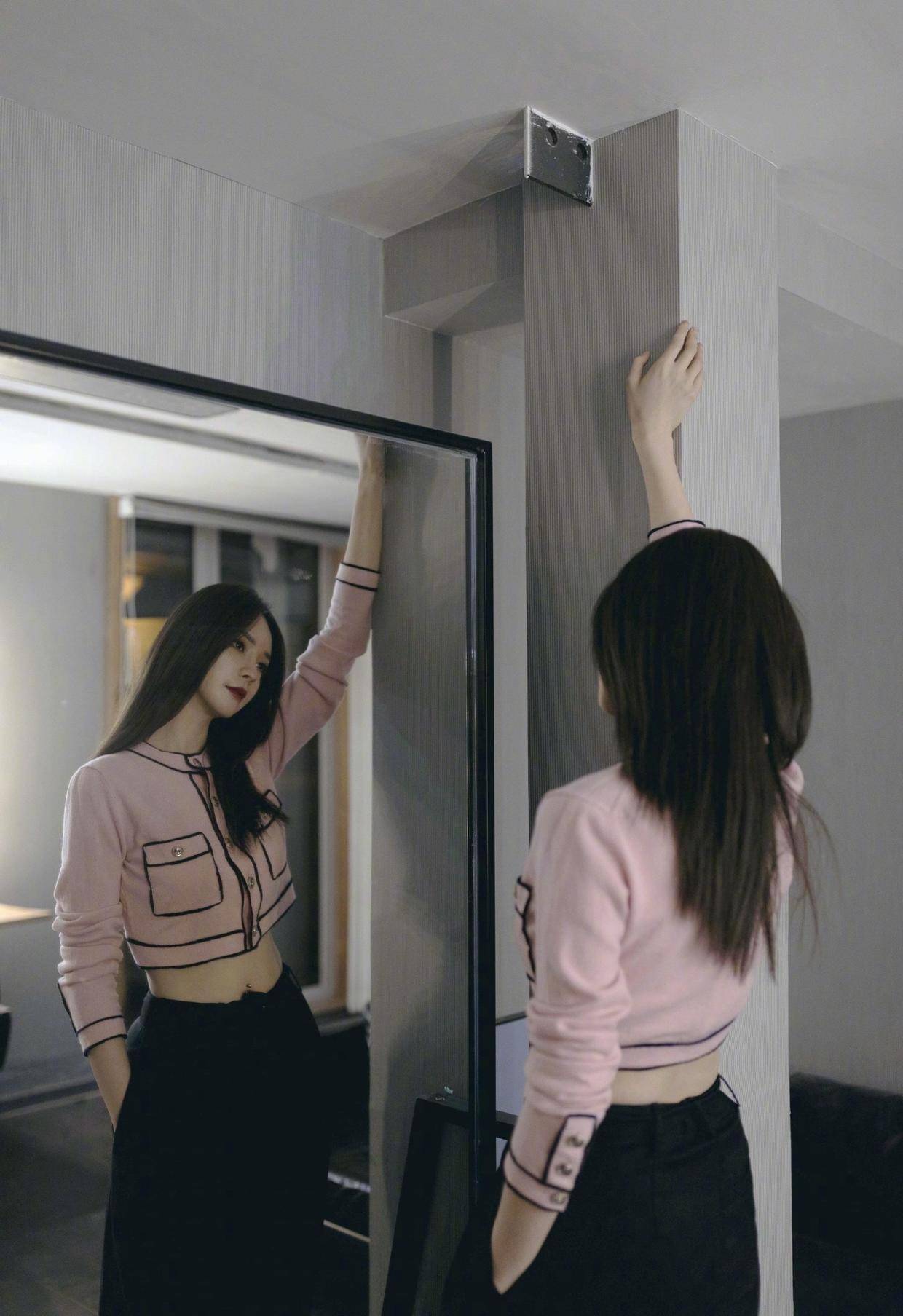 灯芯绒|32岁的沈梦辰真会穿，黑色西服搭配灯芯绒直筒裤，少女感扑面而来