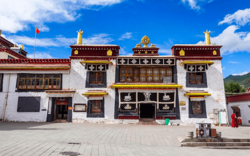 藏东第一城昌都，康巴文化的发源地，僧人数量超5000人！