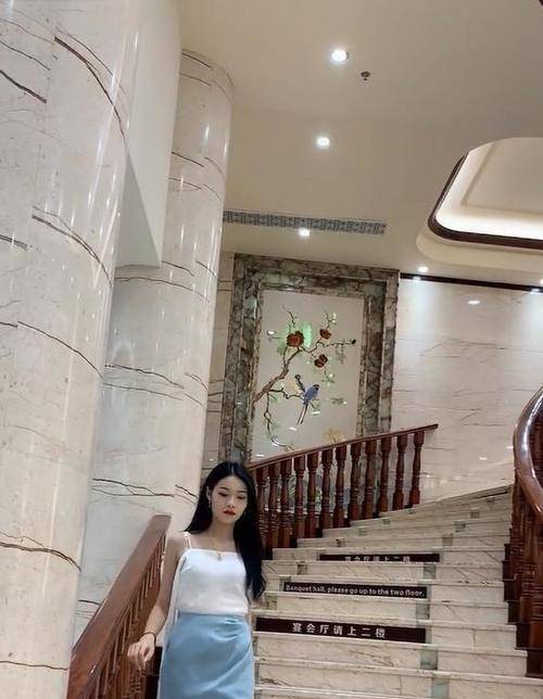 吸汗性|少妇穿这么紧的半身裙，走路方便吗，性感身材简直太迷人