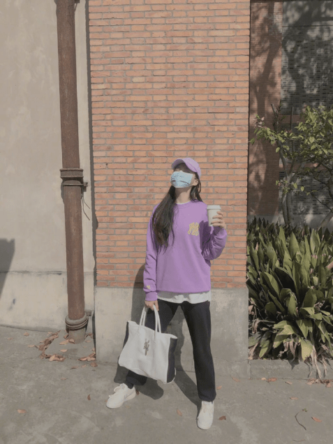 视觉|唐嫣出门真够“破费”的，叠穿的马甲4500一件，背的包更不亲民