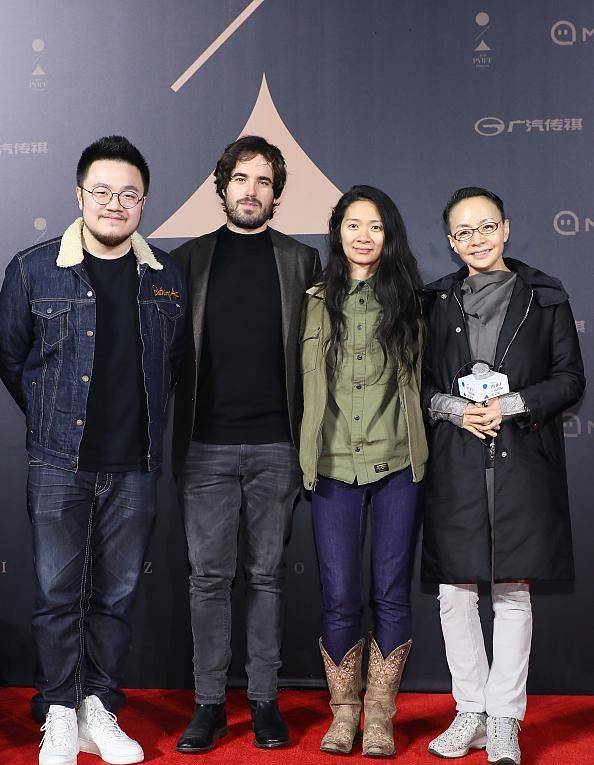 身材|宋丹丹夫妇罕见同框，手牵手街头腻歪变小女人，继女太像三婚老公