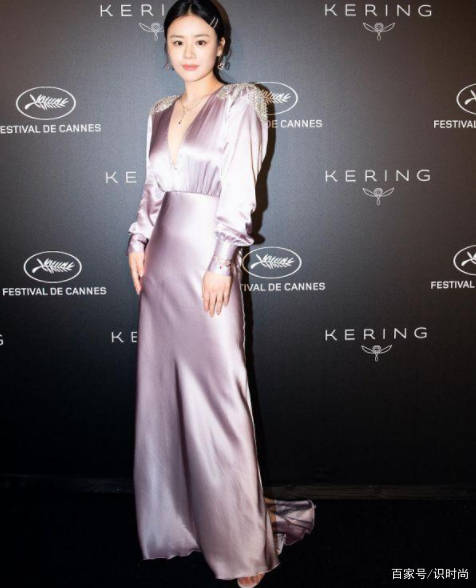 老公|伊万卡一家四口现身机场，苗条身材媲美超模，一旁的老公高大帅气